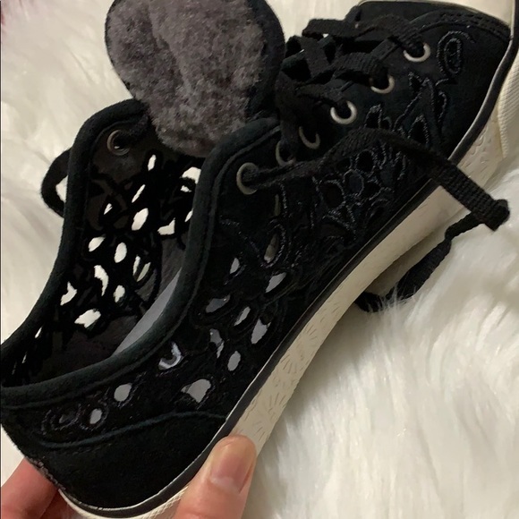 UGG Ladies Shoes - Picture 9 of 13